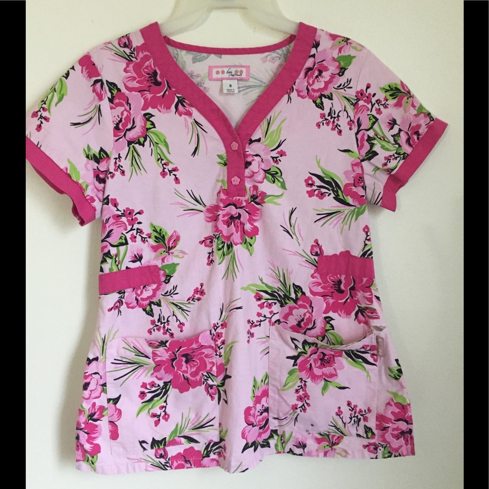 Small Koi floral scrub top 🌺